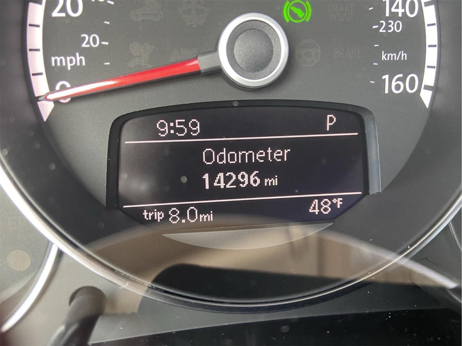 2013 Volkswagen Beetle 2.5L w/Sun