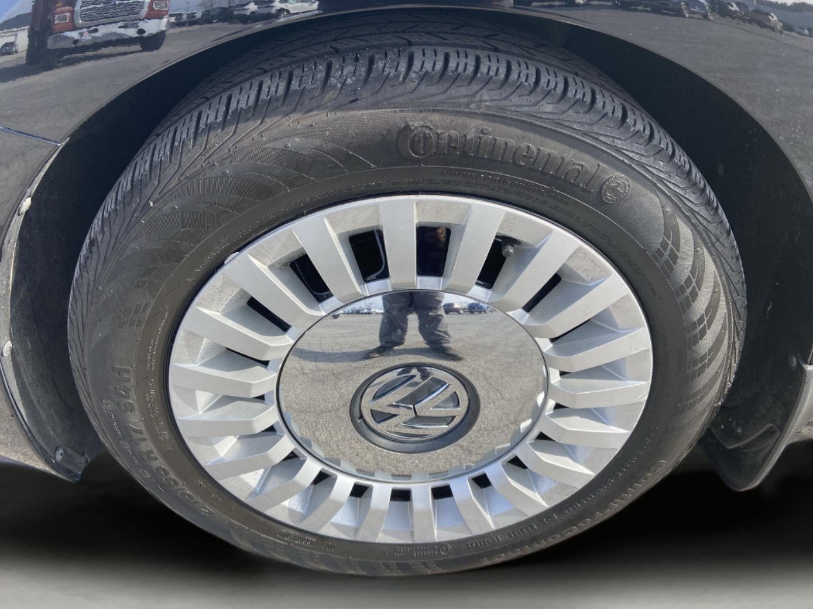 2013 Volkswagen Beetle 2.5L w/Sun