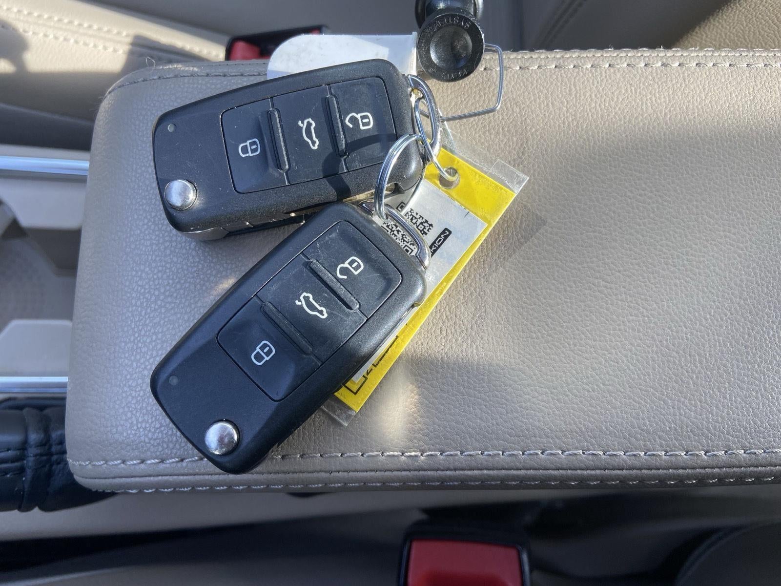 2013 Volkswagen Beetle 2.5L w/Sun