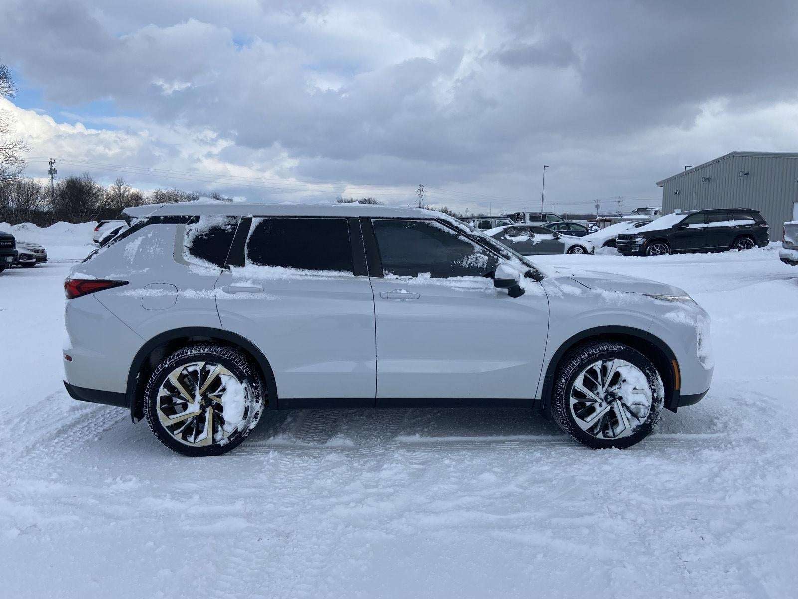 2022 Mitsubishi Outlander ES