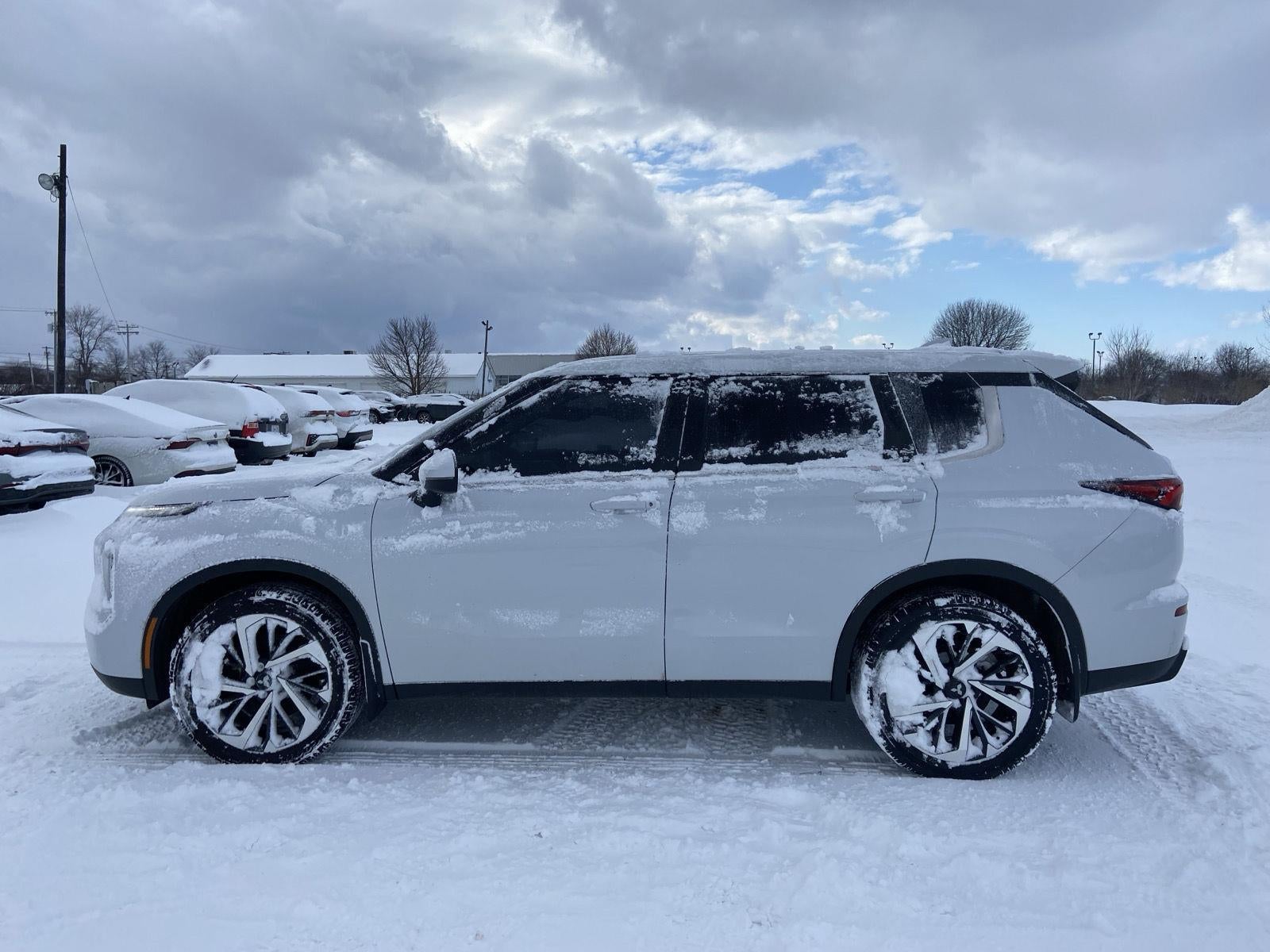 2022 Mitsubishi Outlander ES