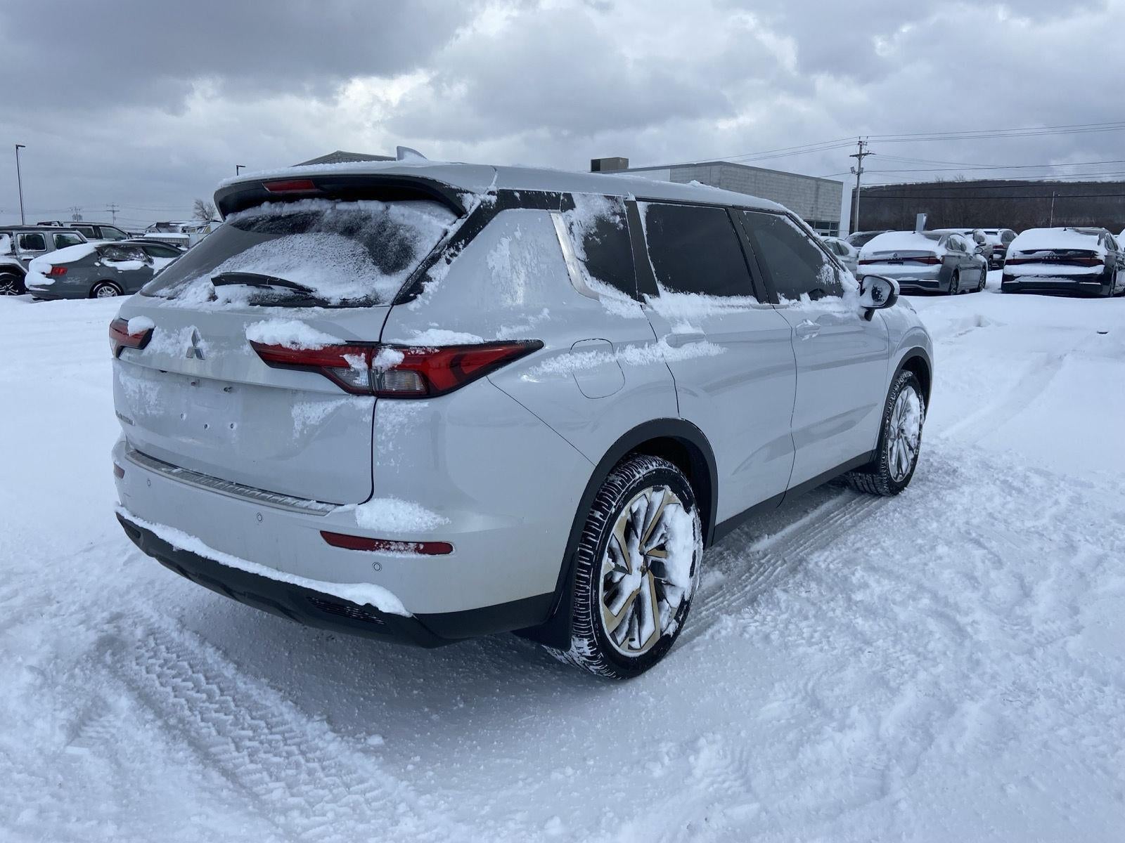 2022 Mitsubishi Outlander ES