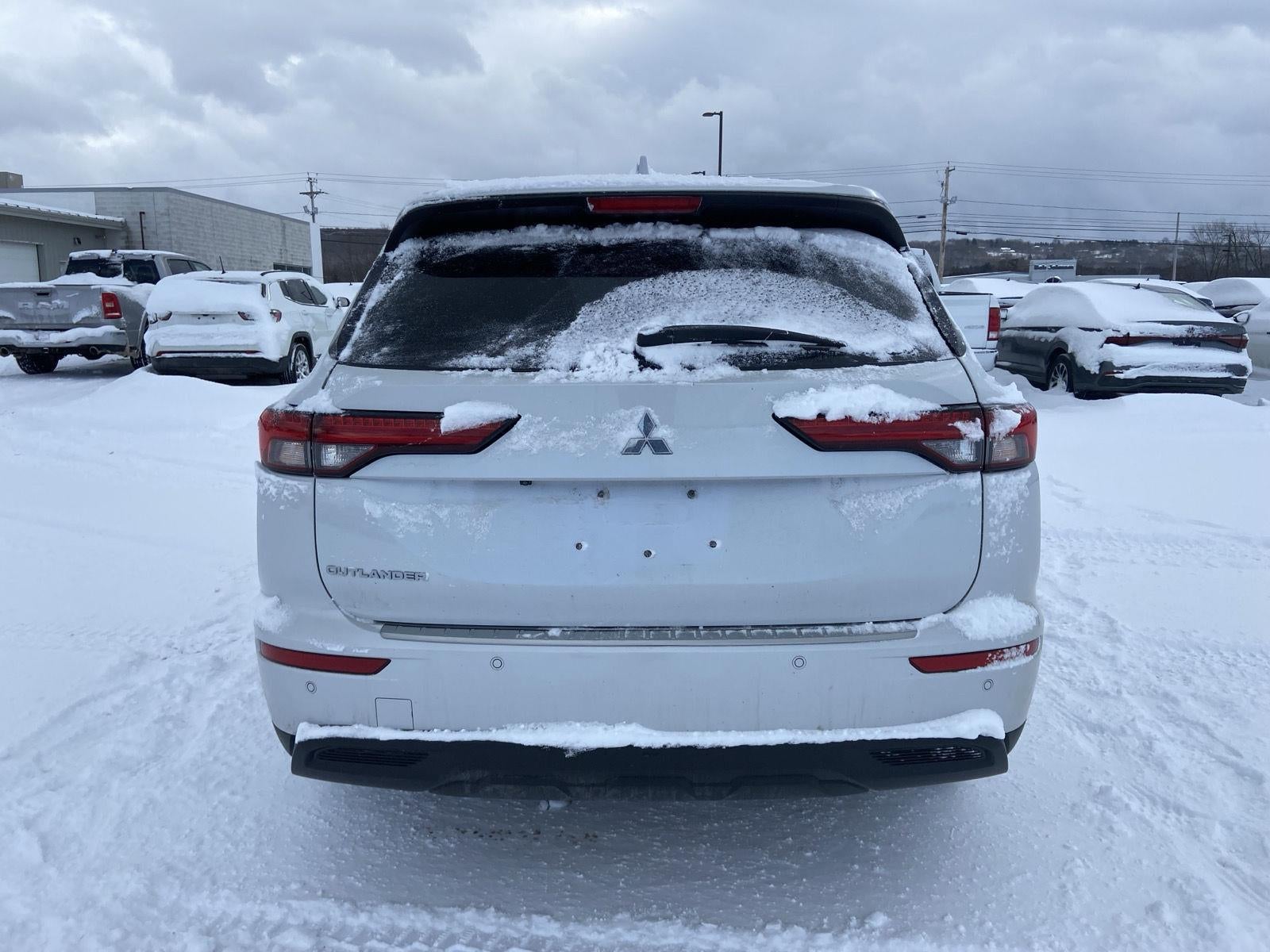 2022 Mitsubishi Outlander ES