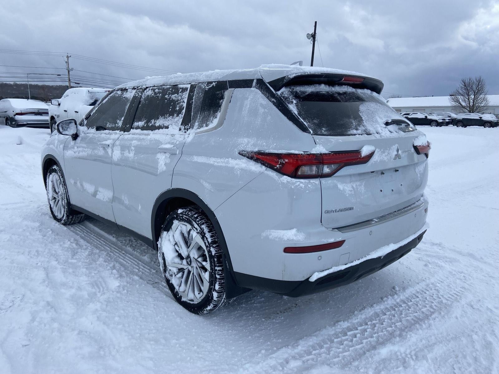 2022 Mitsubishi Outlander ES