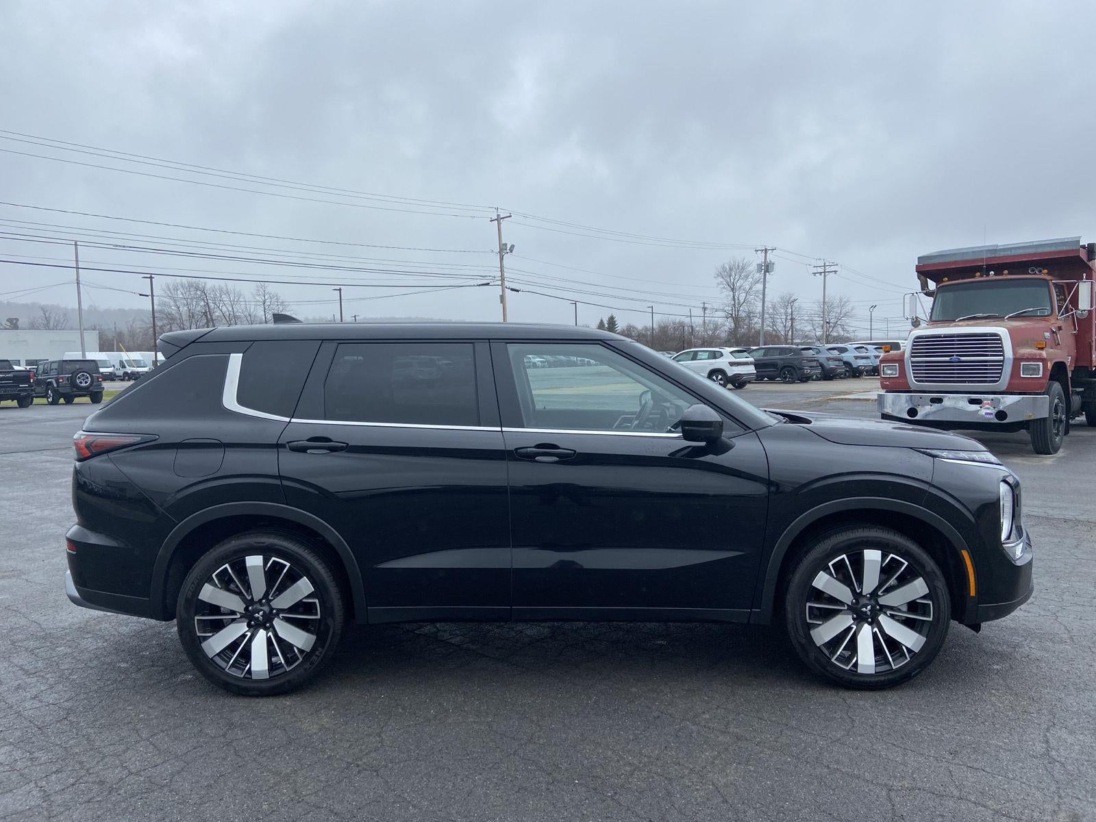 2025 Mitsubishi Outlander SE