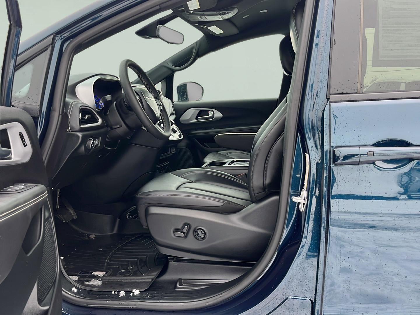 2024 Chrysler Pacifica Hybrid S Appearance Pkg