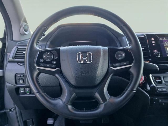 2022 Honda Pilot Touring w/Rear Captain's Chairs