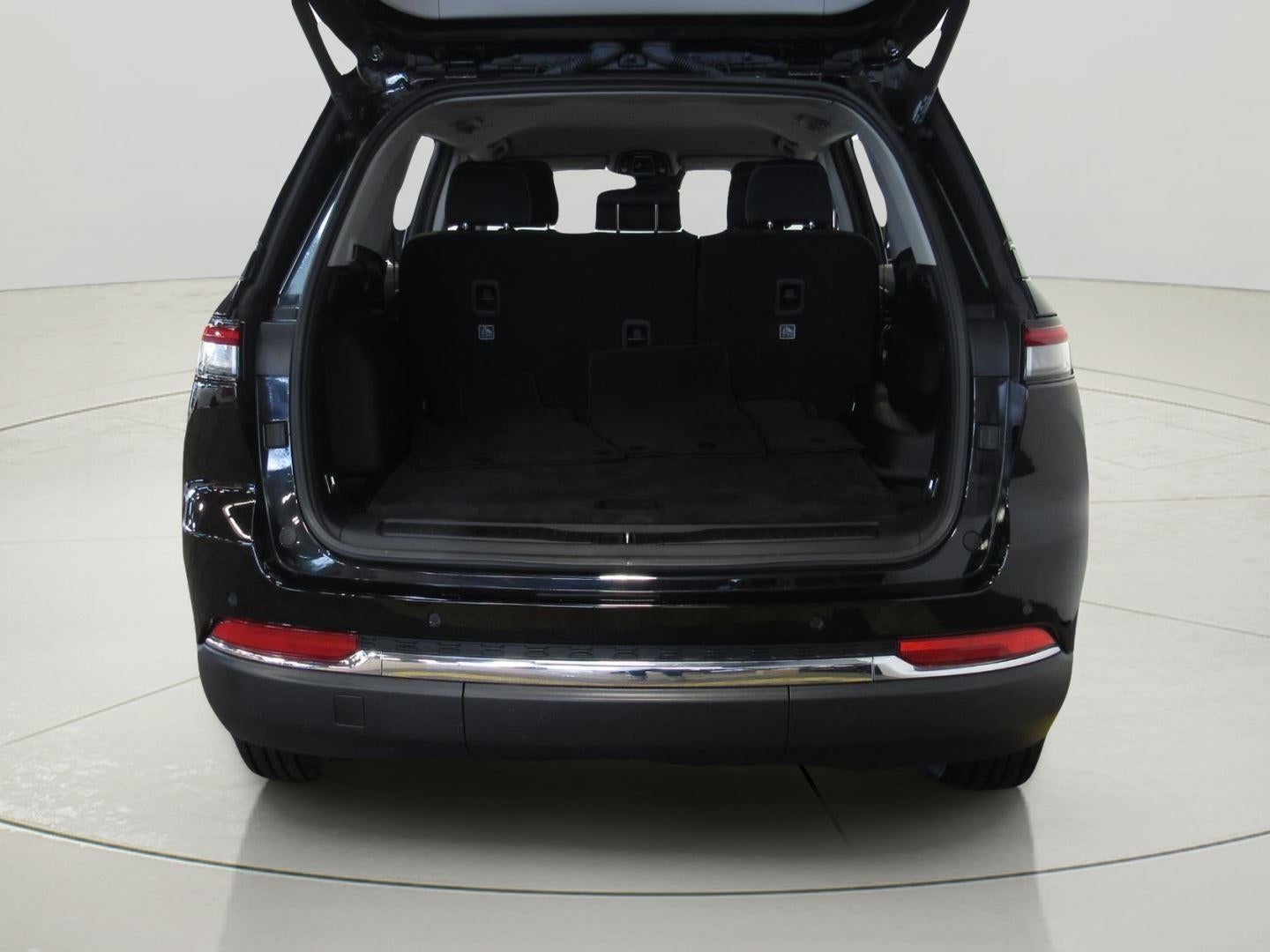 2023 Jeep Grand Cherokee Laredo 4x4