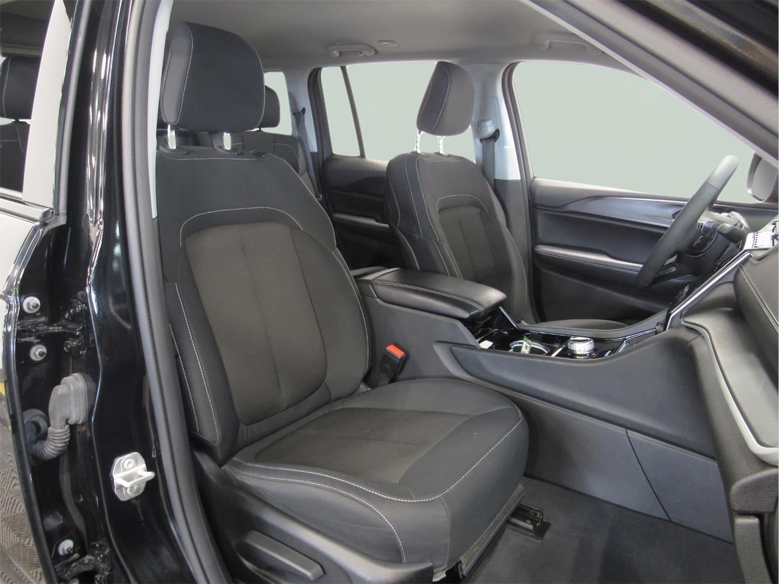 2023 Jeep Grand Cherokee Laredo 4x4