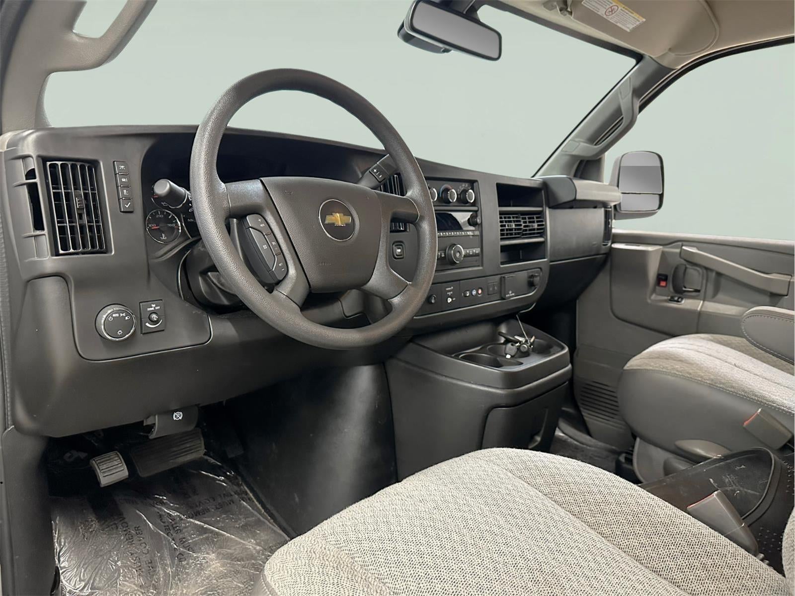 2025 Chevrolet Express Passenger 3500 1LT