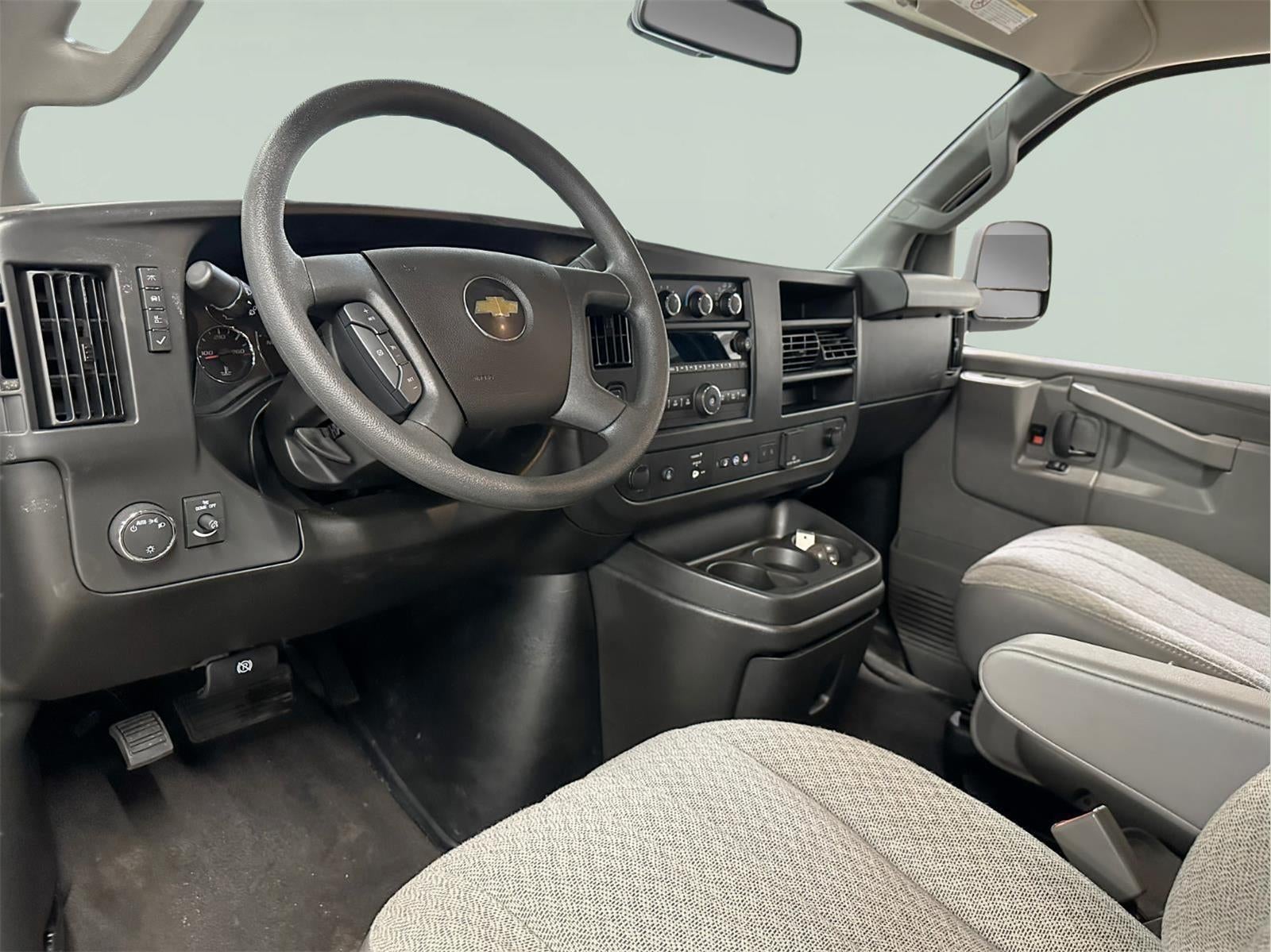2025 Chevrolet Express Passenger 3500 1LT