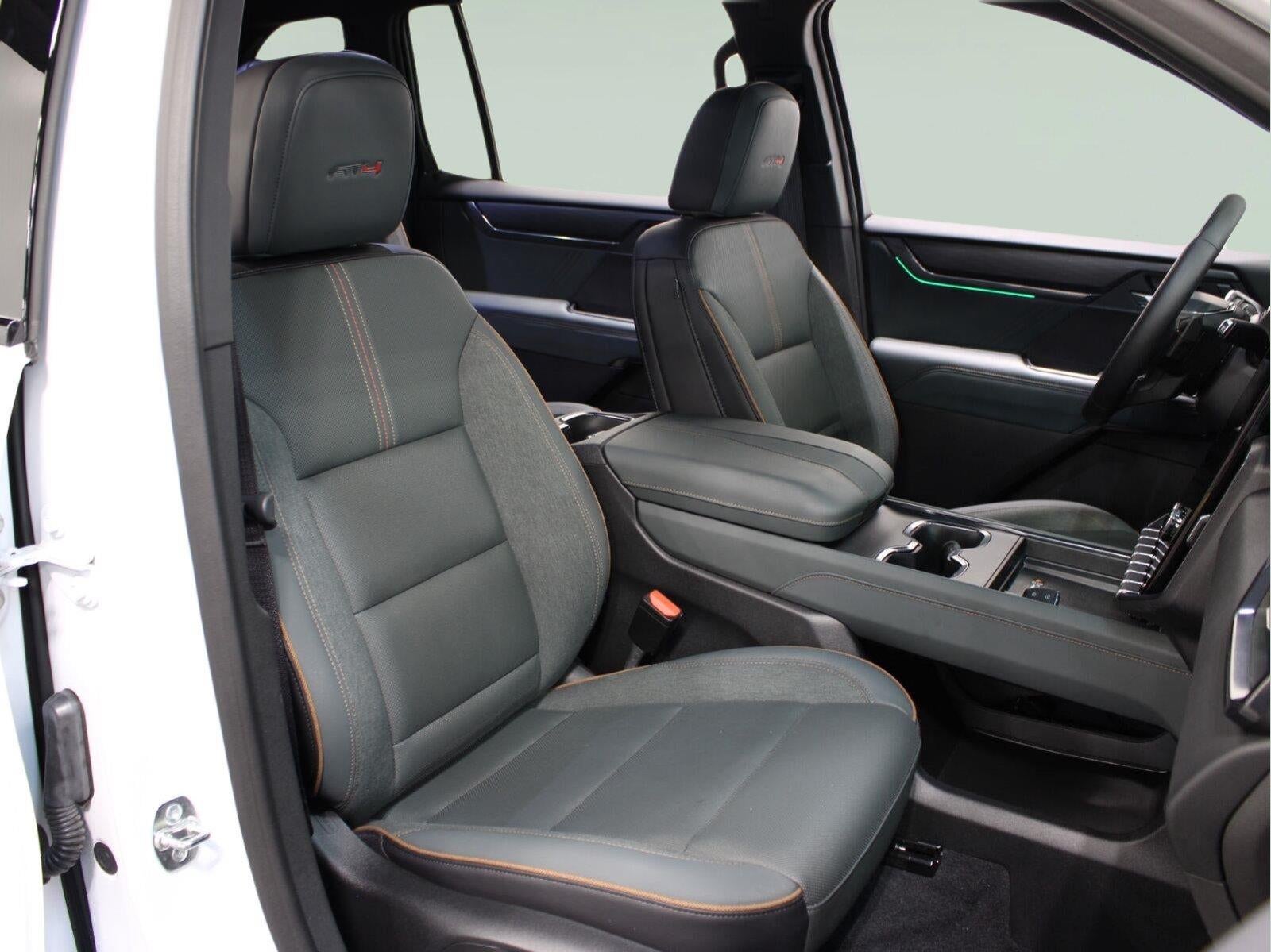 2025 GMC Acadia AT4