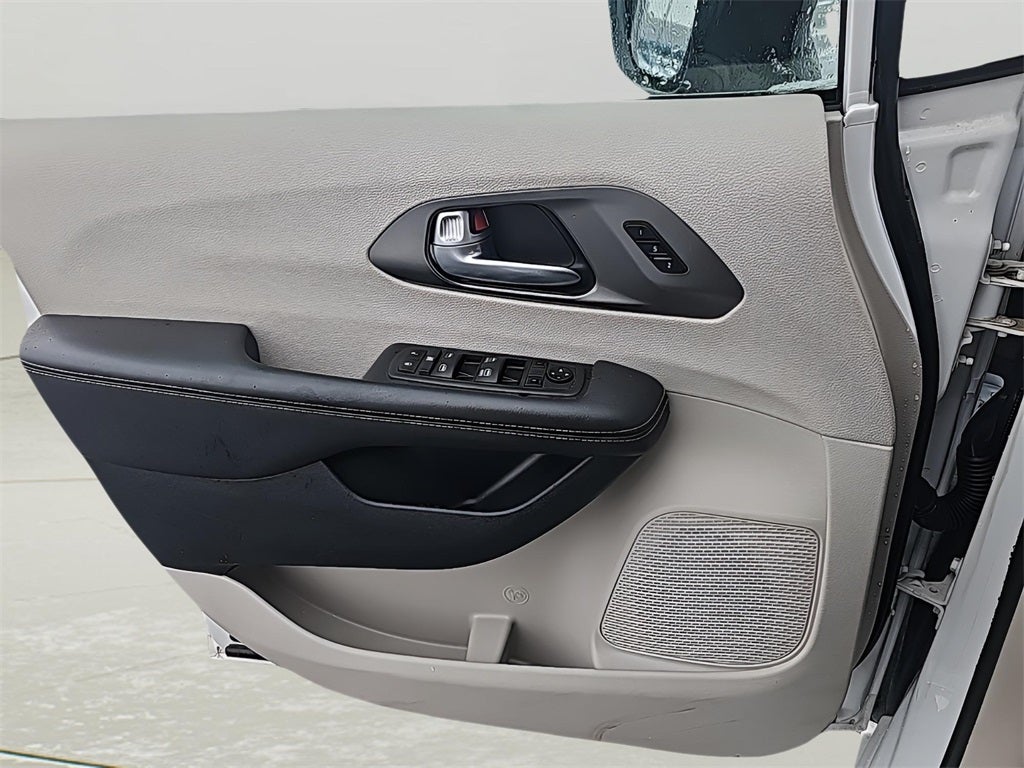 2024 Chrysler Pacifica Touring L Fresh Trade! Remote Start, Power Rear Doors, Power