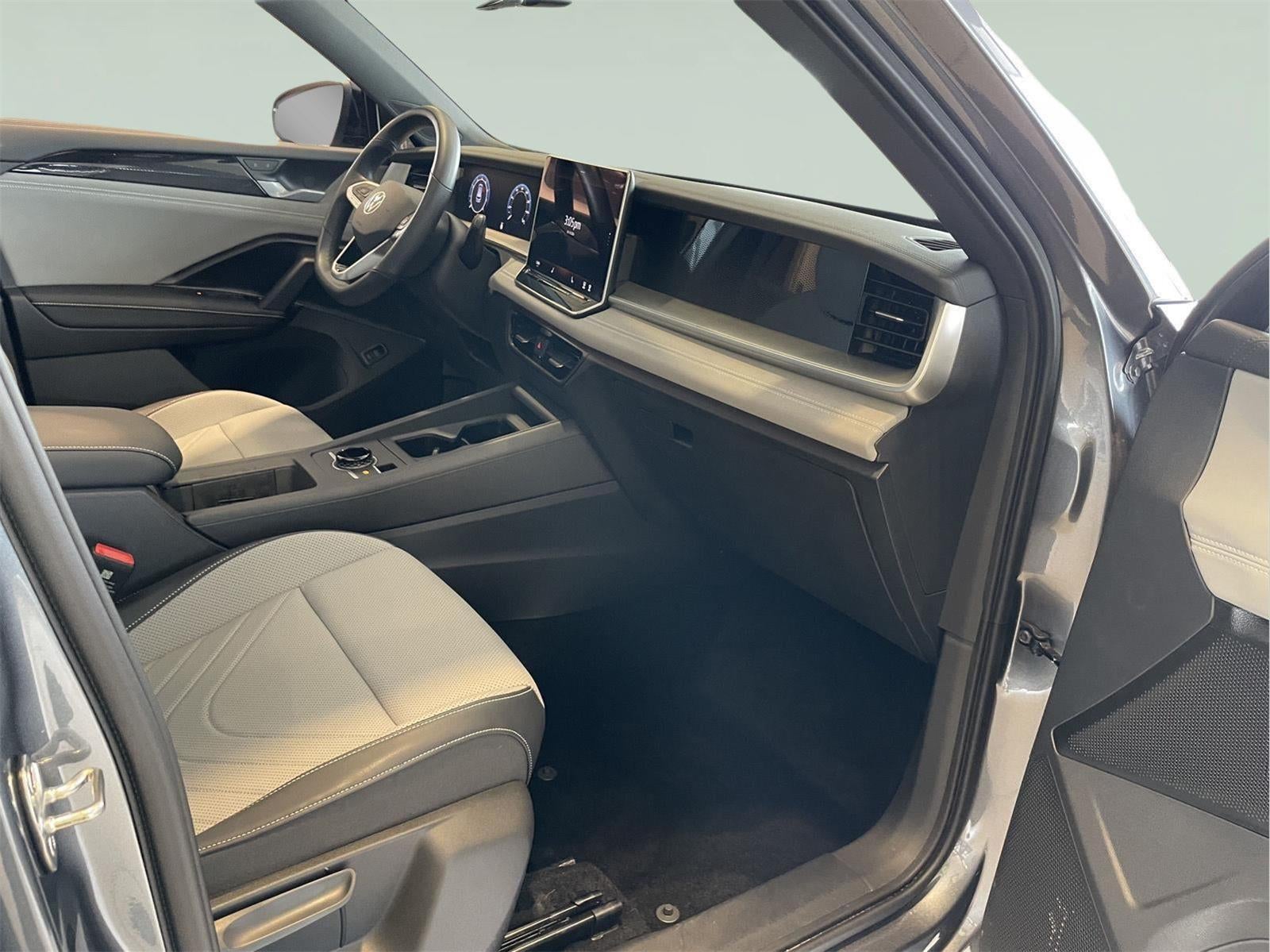 2025 Volkswagen Tiguan SE R-Line Black